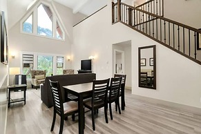 Modern 4BR Penthouse With Lake Views