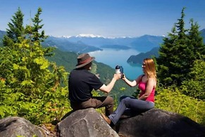 Modern 4BR Penthouse With Lake Views