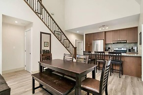 Modern 4BR Penthouse With Lake Views