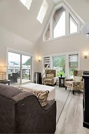 Modern 4BR Penthouse With Lake Views