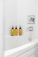 Modern 4BR Penthouse With Lake Views