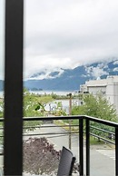 Modern 4BR Penthouse With Lake Views