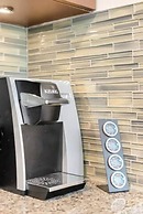 Modern 4BR Penthouse With Lake Views