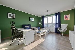 Lively Green Apartment by Renters