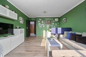 Lively Green Apartment by Renters