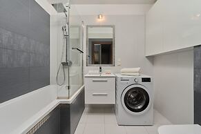 Lively Green Apartment by Renters