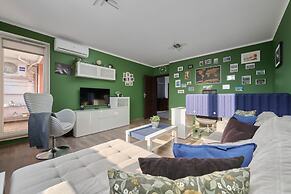 Lively Green Apartment by Renters