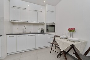 Lively Green Apartment by Renters