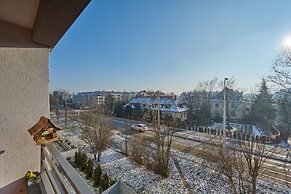 Lively Green Apartment by Renters