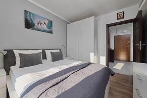 Lively Green Apartment by Renters