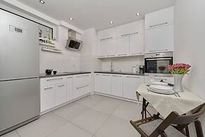 Lively Green Apartment by Renters