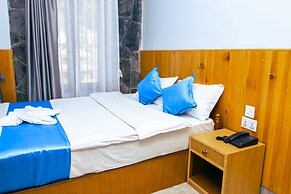 Roamers Inn - Hostel