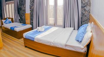 Roamers Inn - Hostel