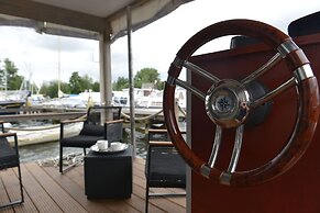Time out on the Havel - Houseboat "nautikhus"