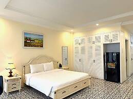 Luxe Paradise Suites Dich Vong Hau