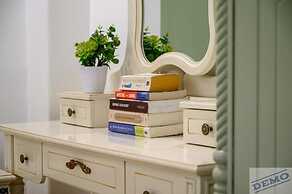 Luxe Paradise Suites Dich Vong Hau