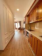 Luxe Paradise Suites Dich Vong Hau