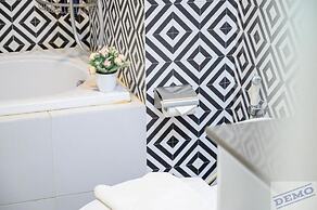 Luxe Paradise Suites Dich Vong Hau