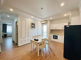 Luxe Paradise Suites Dich Vong Hau