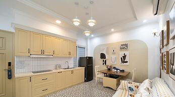 Luxe Paradise Suites Dich Vong Hau