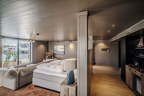 Henningsvær Bryggehotell - by Classic Norway Hotels