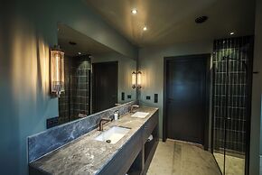 Henningsvær Bryggehotell - by Classic Norway Hotels