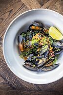 Henningsvær Bryggehotell - by Classic Norway Hotels