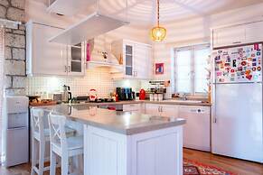 Luxury Duplex Villa w Pool and Garden in Alacati