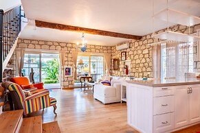 Luxury Duplex Villa w Pool and Garden in Alacati