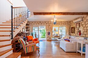 Luxury Duplex Villa w Pool and Garden in Alacati