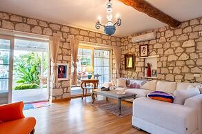 Luxury Duplex Villa w Pool and Garden in Alacati