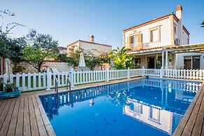 Luxury Duplex Villa w Pool and Garden in Alacati