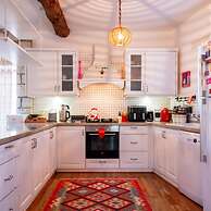 Luxury Duplex Villa w Pool and Garden in Alacati