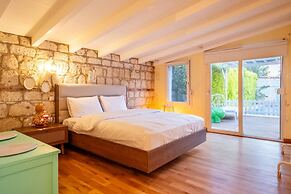 Luxury Duplex Villa w Pool and Garden in Alacati