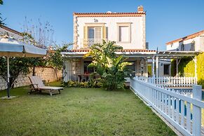 Luxury Duplex Villa w Pool and Garden in Alacati