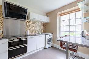 Inviting 2BD Flat 15 Minutes From Regents Park!