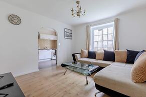 Inviting 2BD Flat 15 Minutes From Regents Park!