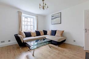 Inviting 2BD Flat 15 Minutes From Regents Park!