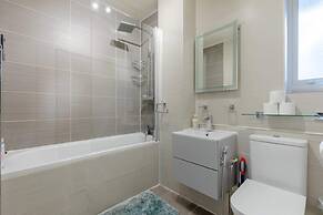 Inviting 2BD Flat 15 Minutes From Regents Park!
