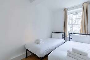 Inviting 2BD Flat 15 Minutes From Regents Park!