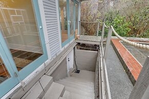 Quaint Studio w/ Sauna: 5 Mi to Space Needle