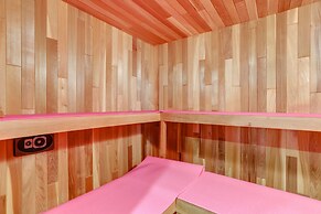 Quaint Studio w/ Sauna: 5 Mi to Space Needle