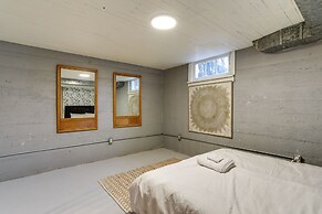 Quaint Studio w/ Sauna: 5 Mi to Space Needle