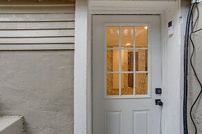 Quaint Studio w/ Sauna: 5 Mi to Space Needle