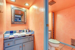 Quaint Studio w/ Sauna: 5 Mi to Space Needle