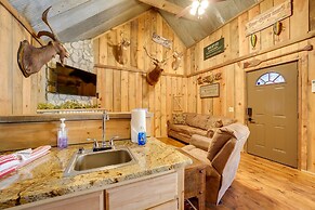 'antler's Point': Branson Cabin w/ Patio & Hot Tub