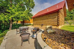 'antler's Point': Branson Cabin w/ Patio & Hot Tub