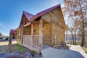 'antler's Point': Branson Cabin w/ Patio & Hot Tub