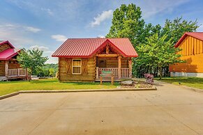 'antler's Point': Branson Cabin w/ Patio & Hot Tub