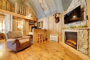 'antler's Point' Cabin w/ Patio & Grill in Branson
